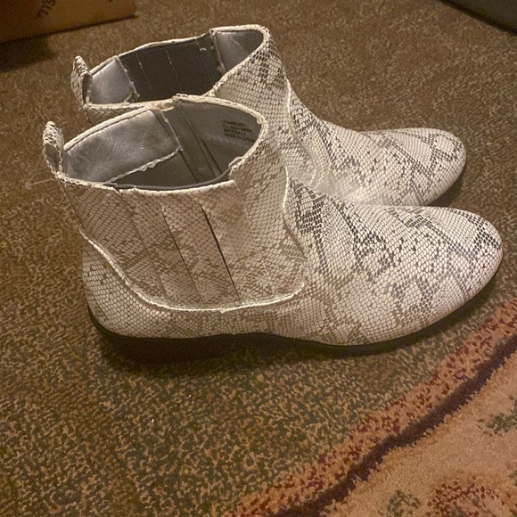 Ashley Blue metallic snake print boots edgy modern casual trendy sz 7 - Picture 2 of 8